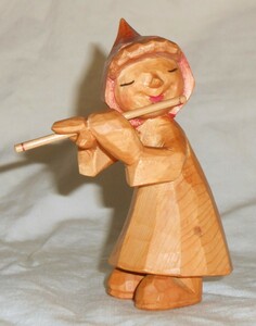 木彫 横笛を吹く少女像 高さ約10.4cm 木彫り 置物 人形 女の子 オブジェ ヨーロッパ? 北欧?