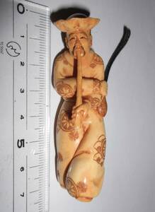 根付 在銘 煙管をふかす南蛮人? 高さ約7.0cm 重量約25g 彫刻 オブジェ 置物