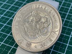 新1円銀貨　明治３０年（直径３８．１０mm、重さ２６．９５g） 　送料サービス！！