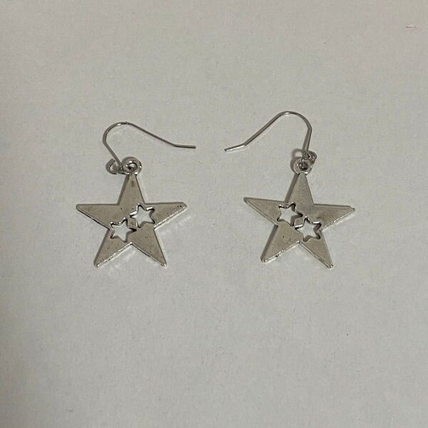 【匿名配送】ハンドメイドアクセサリー ピアス 星くり抜き star シルバー y2k