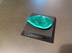 K013　孔雀石（くじゃくいし、英: malachite 