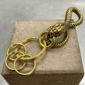 真鍮製カラビナ　スネークキーリング　キーフック　蛇モチーフデザイン