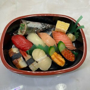 ＝R＝ 食品サンプル 寿司　寿司弁当 持ち帰り マグロ イカ サーモン ホタテ エビ ウナギ　ウニ いくら 手巻き ＝B-240145