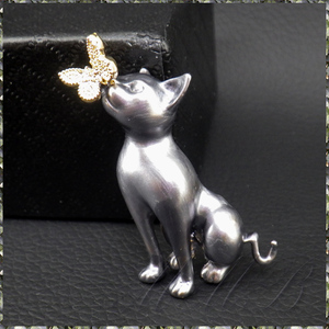 [BROOCH] Silver Gray Cat With Gold Butterfly シルバー グレイ キャット & ゴールド バタフライ かわいい 猫 と 蝶々 4cm ブローチ