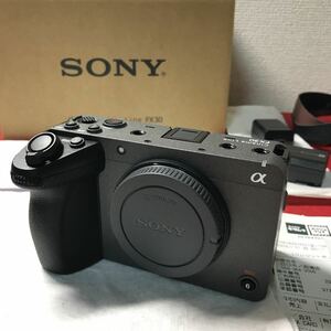 ☆数回使用のみ! レンズ交換式デジタルカメラ SONY FX30 ソニー α Cinema Line ストラップ 手持ち棒付き ゆうパック820円