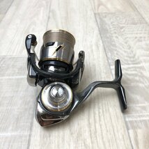 USED ダイワ Daiwa LUVIAS 20 ルビアス FC LT 2000S スピニングリール リール 釣り フィッシング 手巻き 魚釣り 釣具 ハンドル付 取説 箱付_画像4