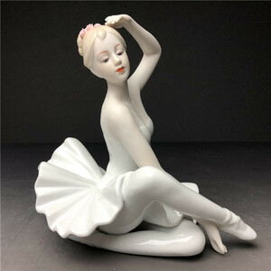 陶磁製　磁器　西洋彫り　フィギュリン　バレエ　少女　女神　ヌード　女性　少女　美人　　置物　