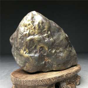 隕石・鉄隕石・磁石にくっつく・原石　マダガスカル　重さ約686グラム　木台付き