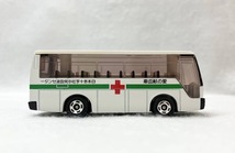 トミカ ISUZU スーパーハイデッカー 愛の献血車 日本赤十字社中央血液センター_画像3