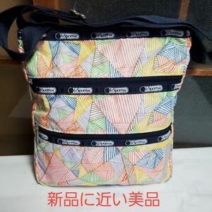 新品に近い美品LeSportsac ショルダーバッグ三角柄