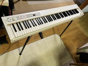 KORG 電子ピアノ D1 WH コルグ 88鍵 ホワイト アダプタ ダンパーペダル 譜面立て 純正スタンド 付属 中古品です。
