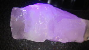 パキスタン産のマンガノ・カルサイト原石です。　ピンク蛍光　あやかしの蛍光