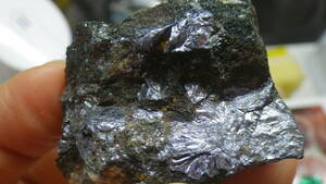 島根県奥出雲町、小馬木鉱山産の輝水鉛鉱です。i　大きめな標本