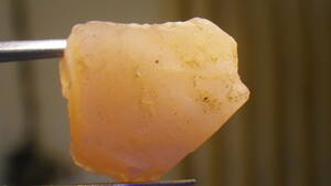 スリランカ産のムーンストーン、研磨用原石（２３ｃｔ）。　淡いオレンジ色