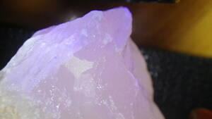 パキスタン産のマンガノ・カルサイト原石です。　ピンク蛍光　あやかしの蛍光