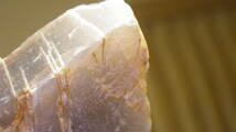 スリランカ産のムーンストーン原石（１０２ｃｔ。惜しい）です。　クラック・内包物により惜しい？　シリーズ_画像1