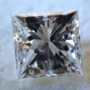F3587 婚約指輪や趣味コレ用に如何ですか！肉眼では最高のダイヤモンドに見える天然大粒上質スクエアカット０.３００ct 新品ルース 中ソ付