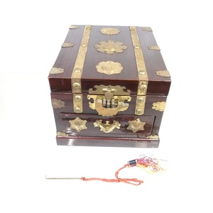 落ち着いた色味の木目も魅力的！中国古美術 中国古玩 木製宝石箱 収納箱 鍵付 1980年代 SKT601