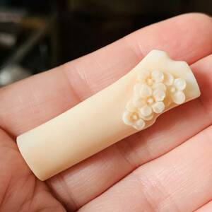 美品　天然本珊瑚　梅彫刻　ブローチ　約8g　No.5695