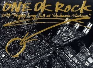 ＯＮＥ　ＯＫ　ＲＯＣＫ　２０１４　“Ｍｉｇｈｔｙ　Ｌｏｎｇ　Ｆａｌｌ　ａｔ　Ｙｏｋｏｈａｍａ　Ｓｔａｄｉｕｍ”（初回版）（Ｂｌｕ－