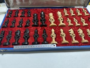 精巧な木彫りのチェス駒！！