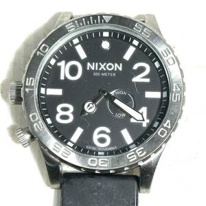 ニクソン QZ 黒文字盤 300M メンズ腕時計 不動 (B2563)