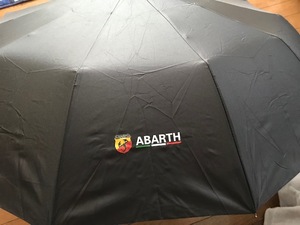 車内に１本　アバルト　ABARTH スコーピオンロゴちょっと大きめ折り畳み傘、誰も持ってない？雨の日に目立つ！595　695　124