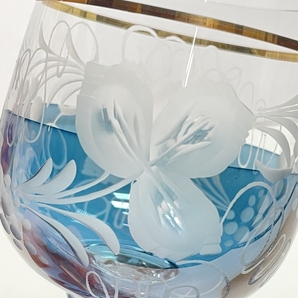 ● コレクター必見 未使用 ワイングラス ガラス製 2客 ペア ブルー レッド 花彫刻 高さ約14.7cm 工芸ガラス ef140の画像3