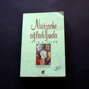 送料無料 ☆ 洋書 トルコ語版 Nietzsche aladnda Irvin D. Yalom trke kitap When Nietzsche Wept Irvin D. Yalom トルコ語