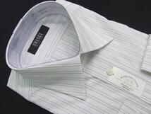 5【SWANEX】レギュラーカラー・綿高率混 長袖ドレスシャツ/白地の縞/差をつけるカウス部分に”Ｇ”刺繍/襟回り39㎝-裄丈80㎝_画像2