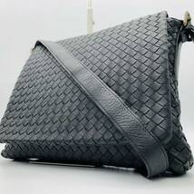 【美品】BOTTEGA VENETA ボッテガヴェネタ イントレチャート ショルダー バッグ メッセンジャー レザー ビジネス メンズ ブラック 斜め掛け_画像1