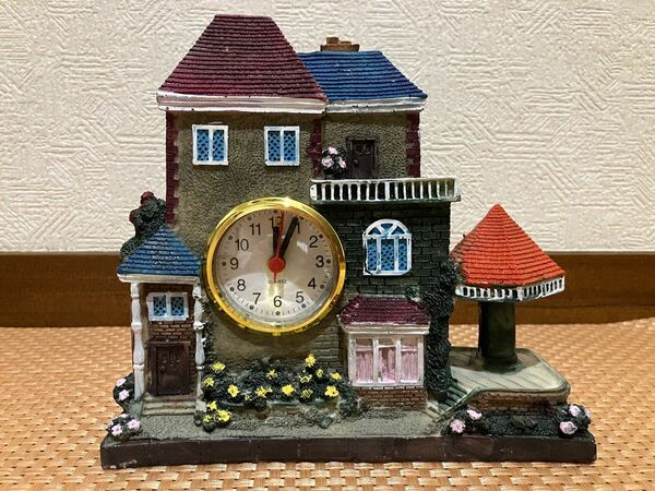新品未使用品　お洒落置時計かわいいお城　北欧　ヨーロッパ風建築の家の置時計　B