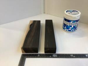 黒柿の板材の木目がとても綺麗な角材2本組です。ペン万年筆や持ち手の材料として加工材になります。板材ーK