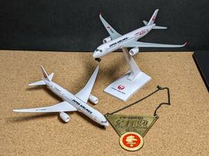 ☆JAL Boeing 787（JA861J）とAIRBUS A350（JA01XJレッド）と創立３０周年記念ミニプレート☆搭乗者限定配布品：組立モデル☆美品☆