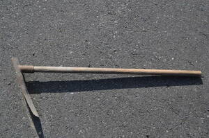 1　昭和の古民具　農具　鍬　平刃　全長950　刃長320㍉