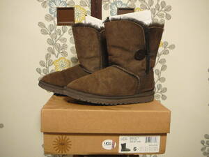 UGG　アグ　ムートン　WBAILEY　BUTTON　ブーツ　ボタン留め　濃ブラウン　US6　２３ｃｍ　