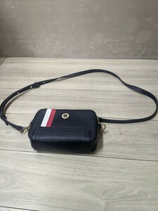 トミーヒルフィガー TOMMY HILFIGER モノグラムカメラバッグ （ネイビー）