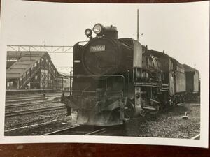 昭和鉄道写真：北海道岩見沢駅の39696[岩見沢第一](駅ホームに電気機関車が見える)。1975年頃撮影。7.7×11.1㎝。