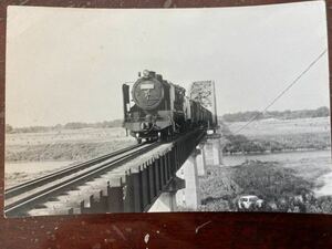 昭和鉄道写真：川越線荒川橋梁走行中の59669[大宮]牽引貨レ。1969年頃撮影。7×10.5㎝。