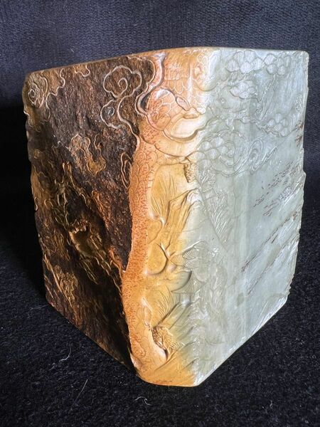 昔の掘り出しの骨董緑端渓彫刻松文刻　約3.5kg 鑑賞石 天然石 美石 鉱物 インテリア 置物 アンティーク　高さ15cm
