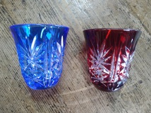 ショットグラス 酒杯 切子 2点 ガラス ガラス工芸 カット 藍 青 赤 ぐい呑み　ペア_画像2