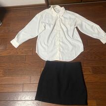 【11号】中古OL制服白のブラウス、黒のミニスカート、水玉スカーフ_画像1
