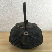 南部鉄瓶 南部鉄器 鉄瓶 鉄器 在銘 南部 鴻栄堂 鉄急須 コレクション アンティーク 金属工芸 工芸品 昭和レトロ 重量1927g 12 ス 4809_画像2