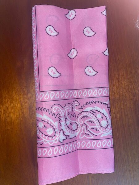 ピンクの三角巾　バンダナ　スカーフ