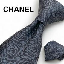 美品 CHANEL CC シャネル ココマーク×カメリア ロゴ総柄イタリア製シルク メンズハイブランドネクタイ黒ブラック×グレー冠婚葬祭結婚卒業_画像1