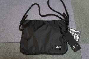 送込 新品 オークリー OAKLEY サコッシュ×トート ２WAY ESSENTIAL POCKETABLE SLING ブラック