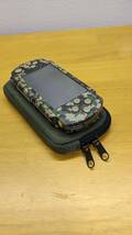 PSP 本体 迷彩柄 メタルギアソリッドポータブルオプス限定品 付属品あり ピンバッチ、メタルIDカード,ソフトケース） 純正ACアダプター_画像4