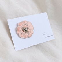 hi　ハンドメイド　刺繍　ブローチ　花　ビーズ　サーモンピンク　セレモニー　卒業式　入学式_画像3