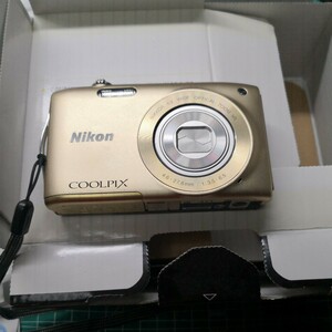 Nikon デジタルカメラ COOLPIX (クールピクス) S3300 スイートゴールド S3300GL　訳あり