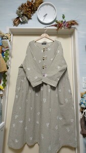 【美品】★大きいサイズ★ドラッグストアーズ★優しい色合いのチェック柄で豚さん刺繍がお洒落な揺ったりワンピース♪サイズ／F